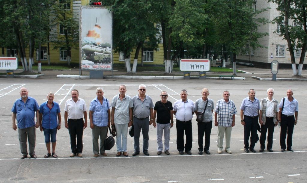 Сморгунов Сергей Алексеевич с выпускниками военного училища на плацу
