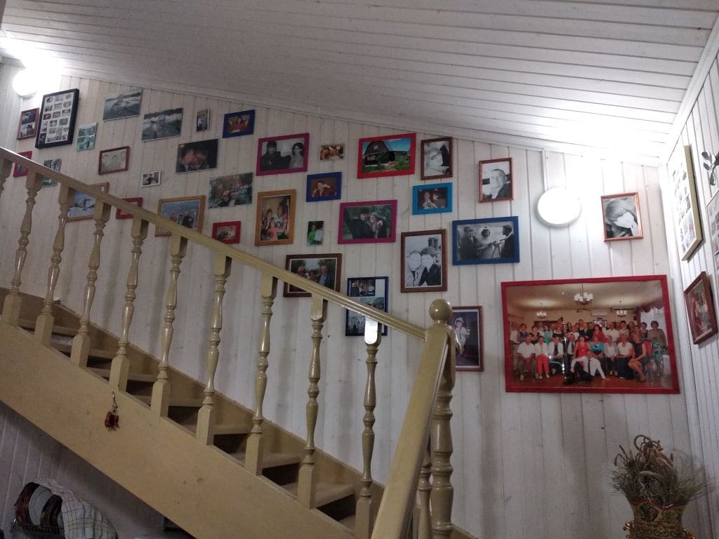 Лестница с фотографиями в доме у Сморгунова Сергея Алексеевича